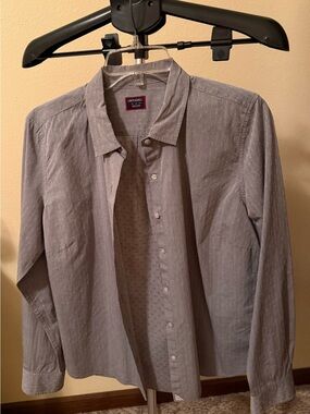 UNTUCKit Women’s Light Gray Patterned Button-Down Shirt